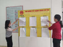 Người dân xã Kim Thư (huyện Thanh Oai) xem danh sách cử tri lấy ý kiến việc sắp xếp đơn vị hành chính cấp xã tại trụ sở UBND xã.