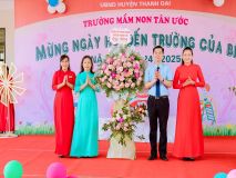 Hình ảnh đại diện Lãnh đạo huyện, xã, lãnh đạo thôn, công ty đối tác...tặng hoa chúc mừng nhà trường nhân dịp khai giảng năm học mới